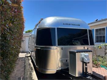 2019 Airstream Flying Cloud 27FB Twin