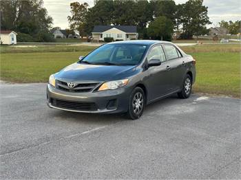 2013 Toyota corolla LE Sedan 4D