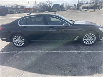 2019 BMW 740i w/ Executive Pkg. Nav & Panoramic Sunroof